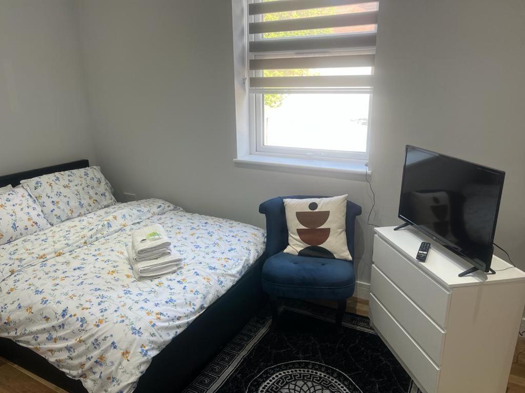 Mj Serviced Apartment Up To 6 Guest - Luxurious Living In West London Next To Tube Station & Central London Hanwell Exterior foto